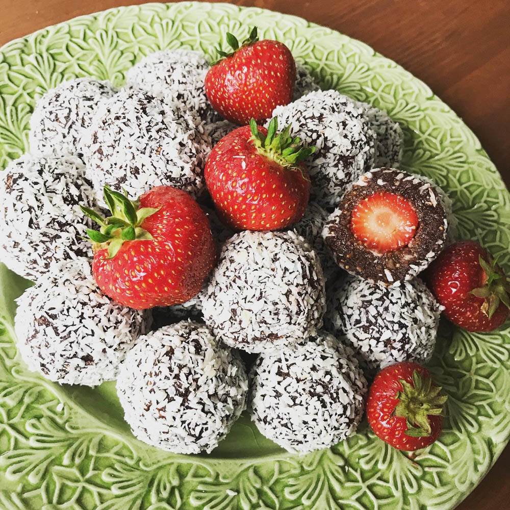 Recept på Chokladbollar med jordgubbsgömma ????