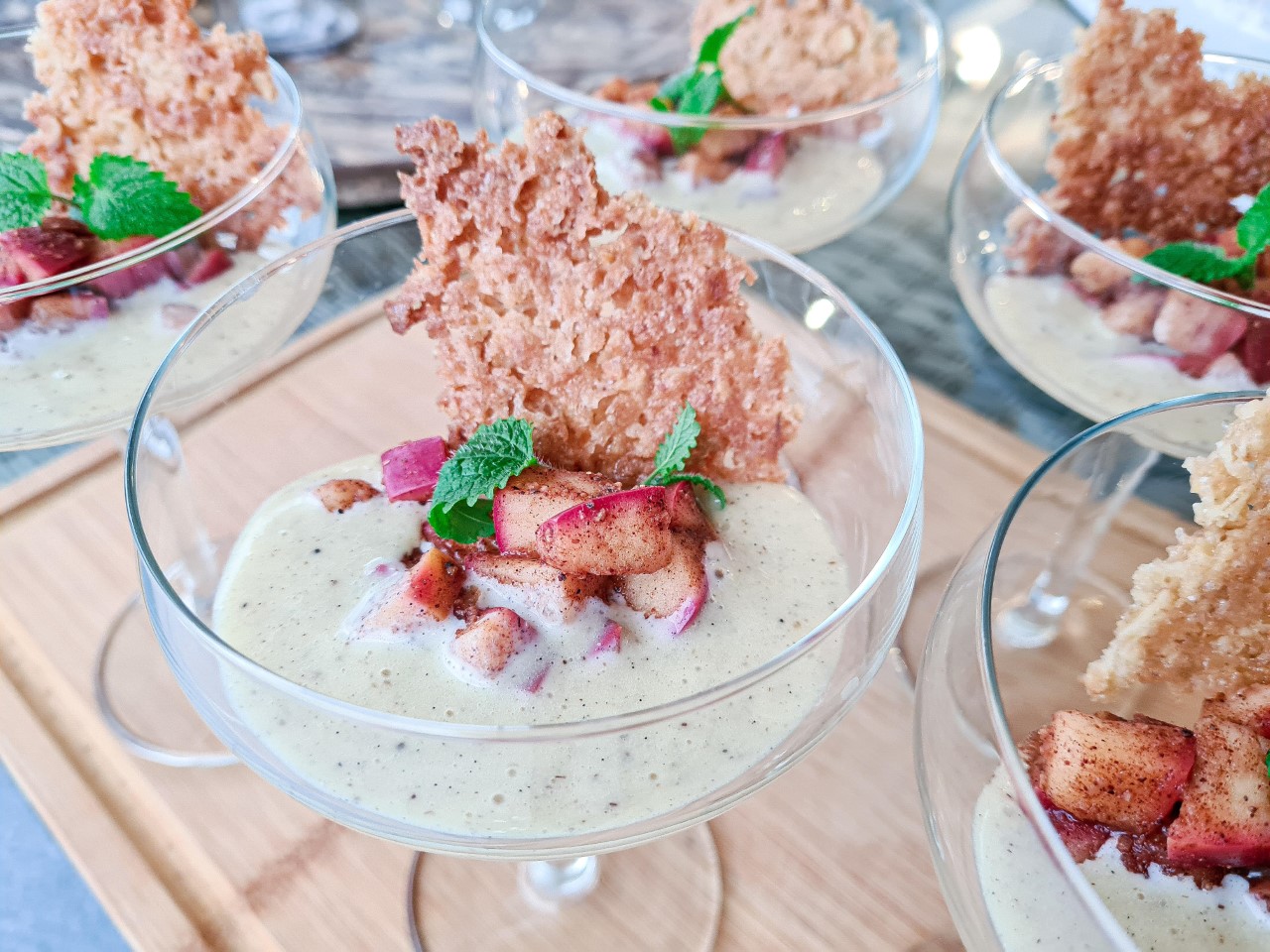 Recept på Kanel & kardemummakokta äpplen med havrekrisp & hemkokt vaniljsås