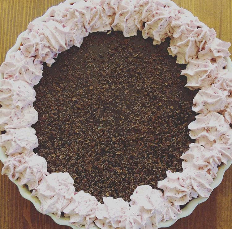 Recept på Lyxig kladdkaka med chokladkola och hallongrädde