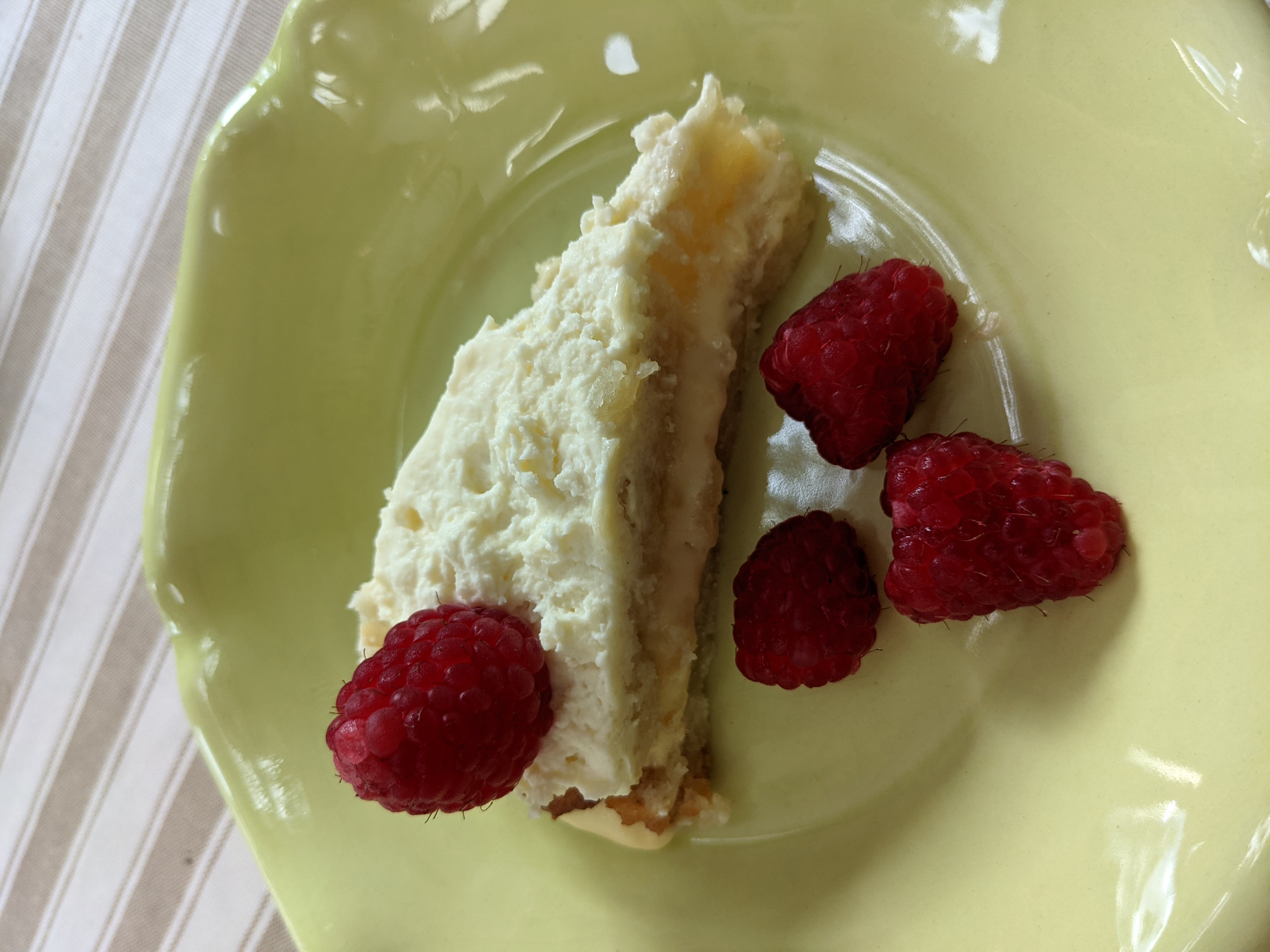 Recept på Mandeltårta med citrongrädde och hallon