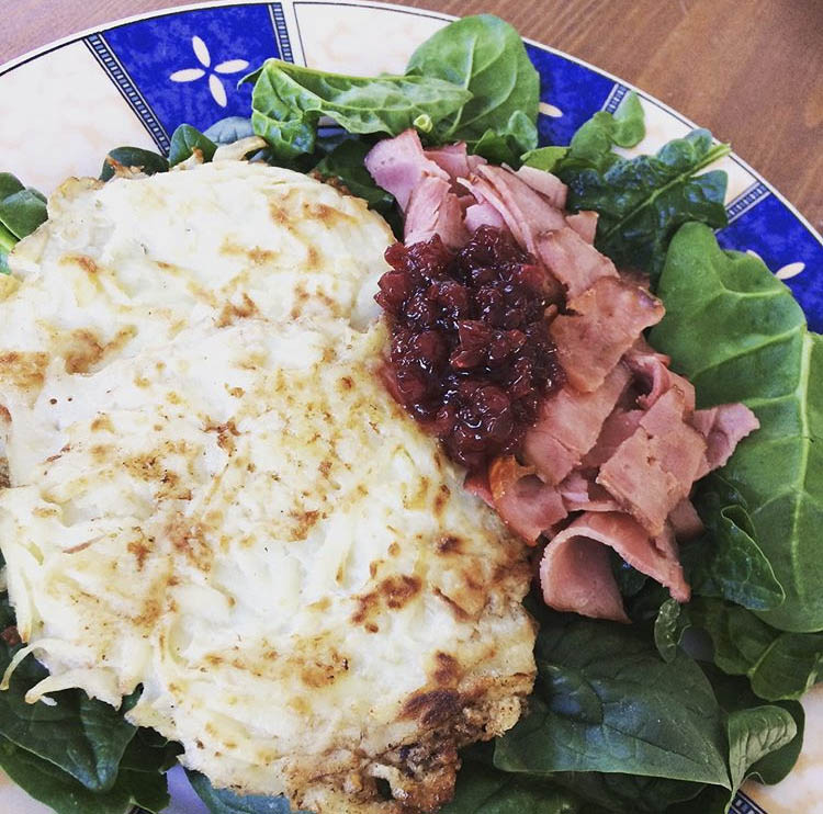 Recept på Raggmunkar med kalkonbacon och lingonsylt ✨