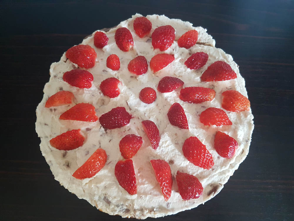 Recept på Tårta med daimgrädde och jordgubbar