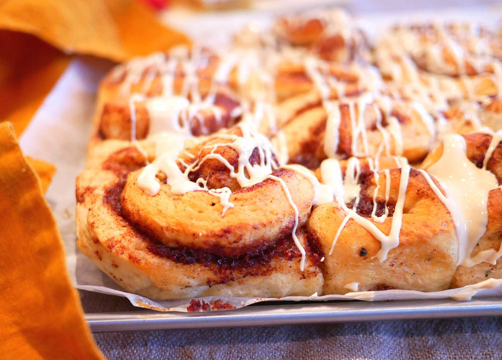 Recept på Veganska äppel- och kanelbullar med vit choklad