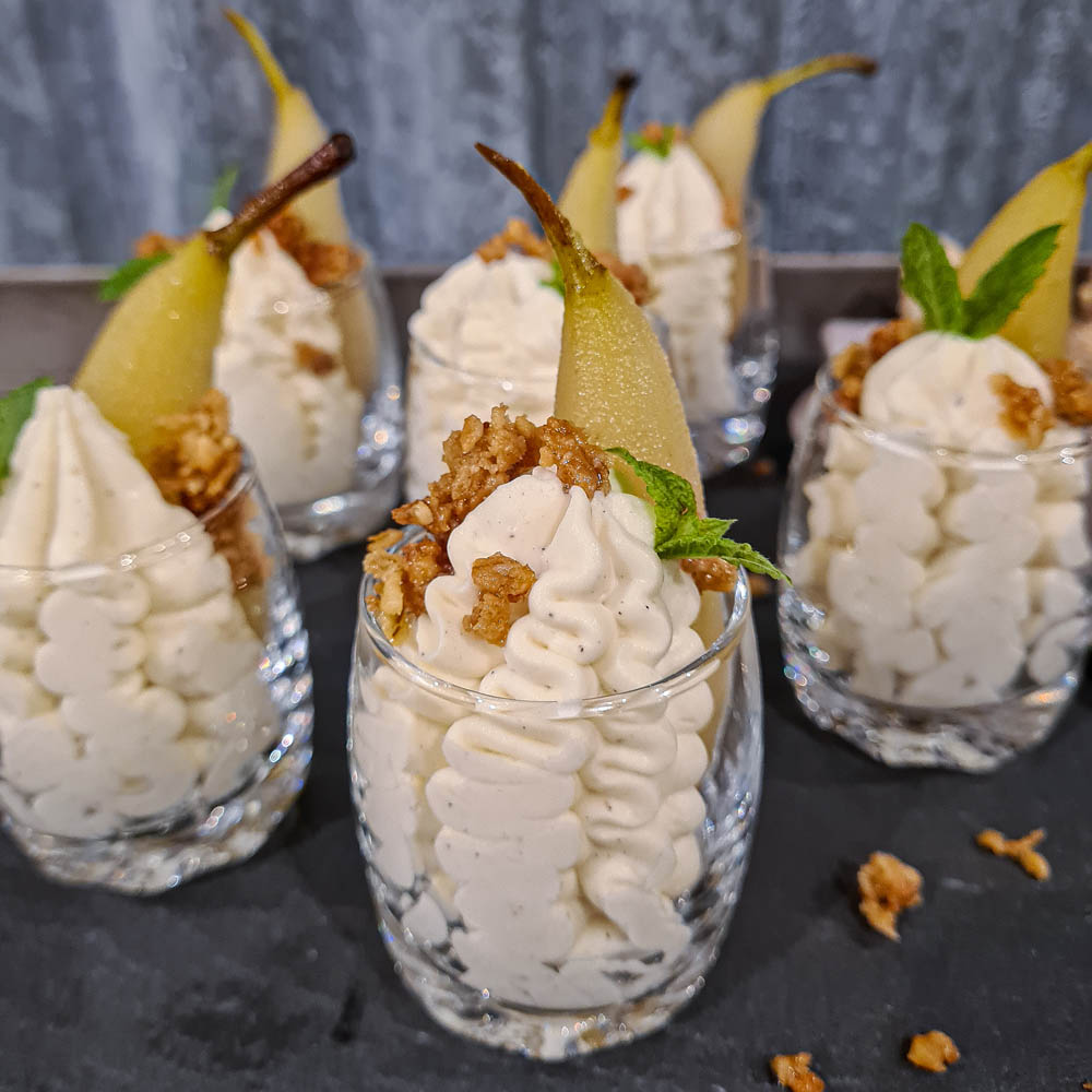 Recept på Vispad vaniljpannacotta med ingefärskokta päron & havresmul